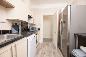 Departamento urbano, 1 habitación | Cocina privada | Refrigerador con congelador, microondas, horno y parrilla de estufa