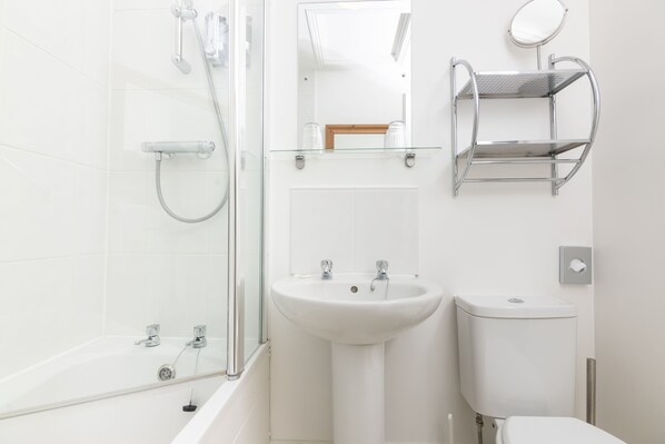 City Apartment, 1 Bedroom | Bathroom | Combined shower/tub, free toiletries, hair dryer, bathrobes - Salt Lane Apartments (Salisbury)