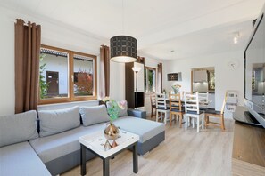 Hus - 5 sovrum | Vardagsrum | 40-tums LCD-tv med satellitkanaler, tv och dvd-spelare