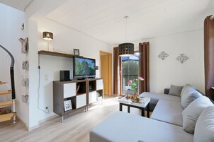 独立别墅, 5 间卧室 | 起居区 | 40-英寸  液晶电视（配备卫星频道）、电视、DVD 播放器