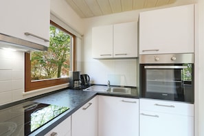 House, 5 Bedrooms | Private kitchen | Full-size fridge, microwave, oven, stovetop - Seepark Kirchheim Ferienhaus bei Diane (Kirchheim)