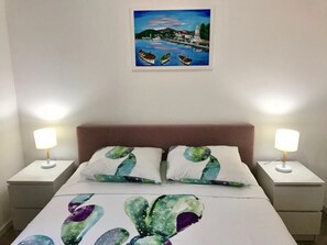 Huoneisto (4) | 2 makuuhuonetta, untuvapeitot, memory foam -patjalliset sängyt, työpöytä