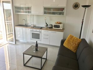 Departamento (4) | Cocina privada | Refrigerador, horno, parrilla de estufa y lavavajillas 