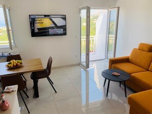 Departamento (3) | Área de sala de estar | Smart TV de 123 cm con canales vía satélite y televisión 