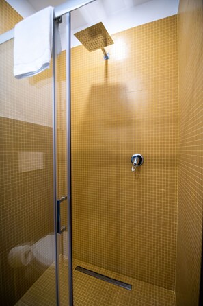 Deluxe Apartment | Bathroom shower