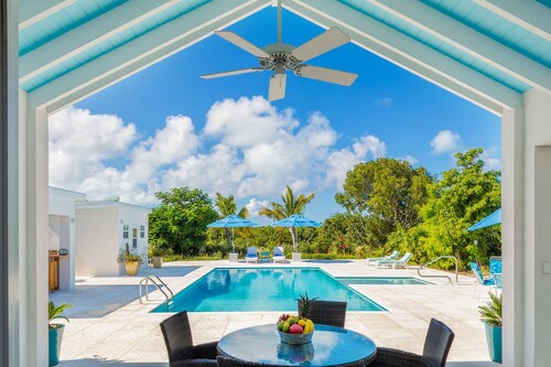 3 Bedroom Villa Close to Long Bay Beach - Hampshire House