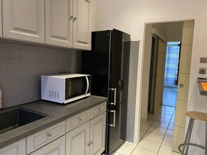 Kylskåp, mikrovågsugn, ugn och spishäll