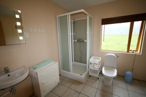 Habitación individual, baño compartido | Baño | Ducha, toallas y jabón