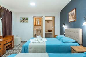 Kamar Standar (Habitacion 5) | Seprai premium, selimut bulu angsa, minibar, dan brankas