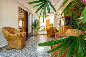 Seprai premium, selimut bulu angsa, minibar, dan brankas