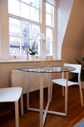 City Apartment | In-room dining - Cavendish (London)
