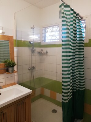 Dusche, Haartrockner, Handtücher