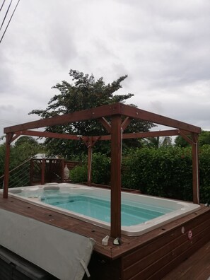 Baignoire à remous extérieure