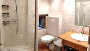 Un baño con ducha, inodoro y lavamanos.
