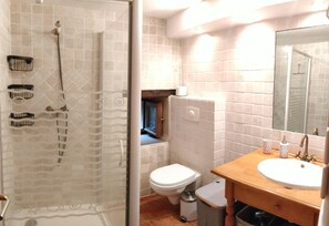 Un baño con ducha, inodoro y lavamanos.