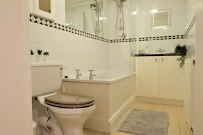 Apartment (12 A) | Bathroom | Separate tub and shower, free toiletries, towels