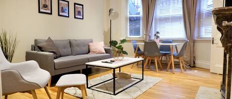 Apartment (12 A) | Living room | Flat-screen TV