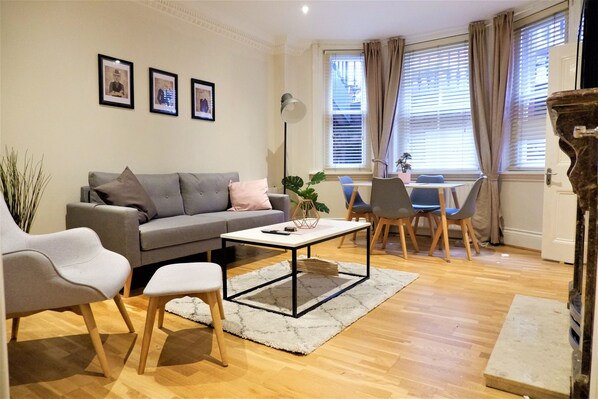 Apartment (12 A) | Wohnzimmer | Flachbildfernseher