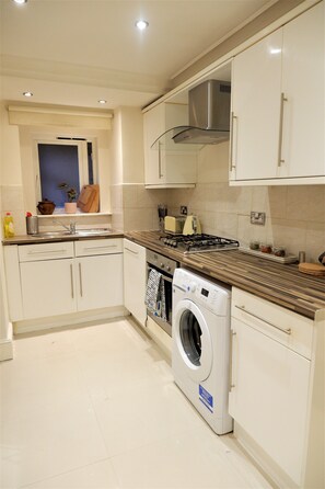 Apartment (12 A) | Eigene Küche | Großer Kühlschrank, Mikrowelle, Ofen, Herdplatte