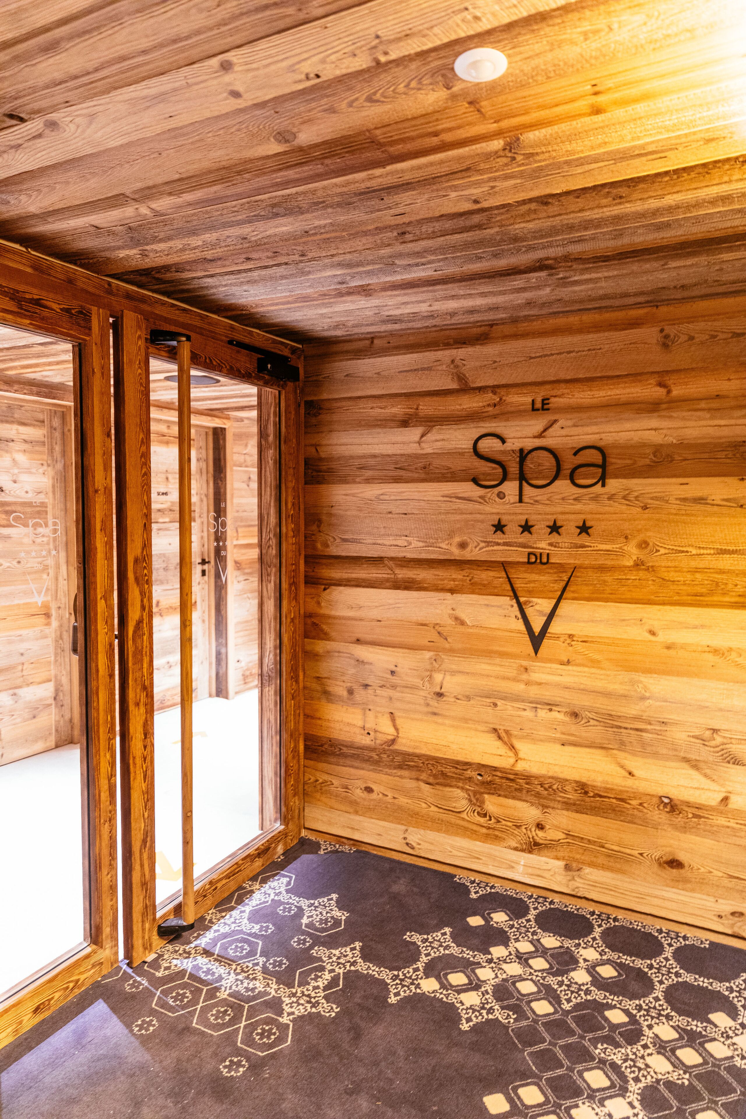 Un intérieur en bois avec un panneau indiquant un centre de bien-être sur le mur.