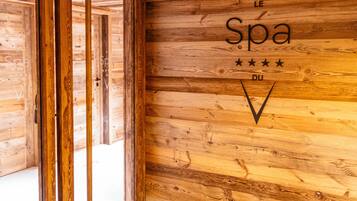 Ein Holzinterieur mit einem Schild für das Spa an der Wand.