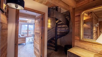 Kahden hengen perhehuone | Select Comfort -patjalliset sängyt, minibaari, tallelokero huoneessa