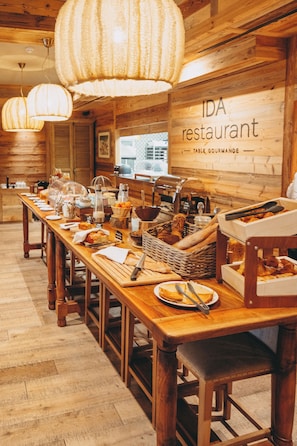 Daily buffet breakfast for a fee - Hotel V de Vaujany (Vaujany)