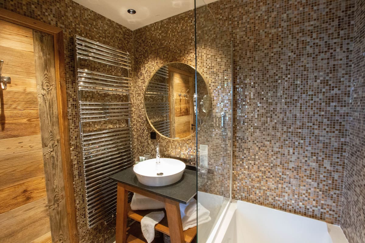 premium double room | bathroom | free toiletries, hair dryer, bathrobes, slippers