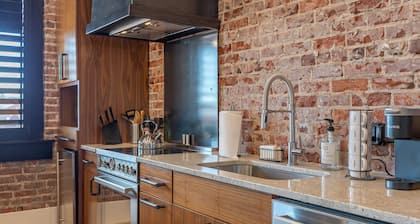 ¡Loft moderno renovado en Dowtown Morganton con el encanto original de 1900!