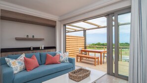 Suite exclusiva | Zona de estar | Una Smart TV, una chimenea, Netflix, un reproductor de DVD