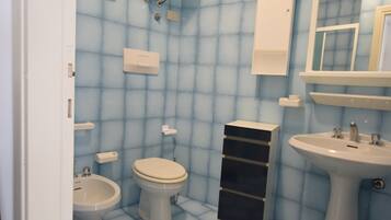 Doccia, bidet, asciugamani, carta igienica