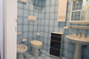 Bruser, bidet, håndklæder, Toiletpapir