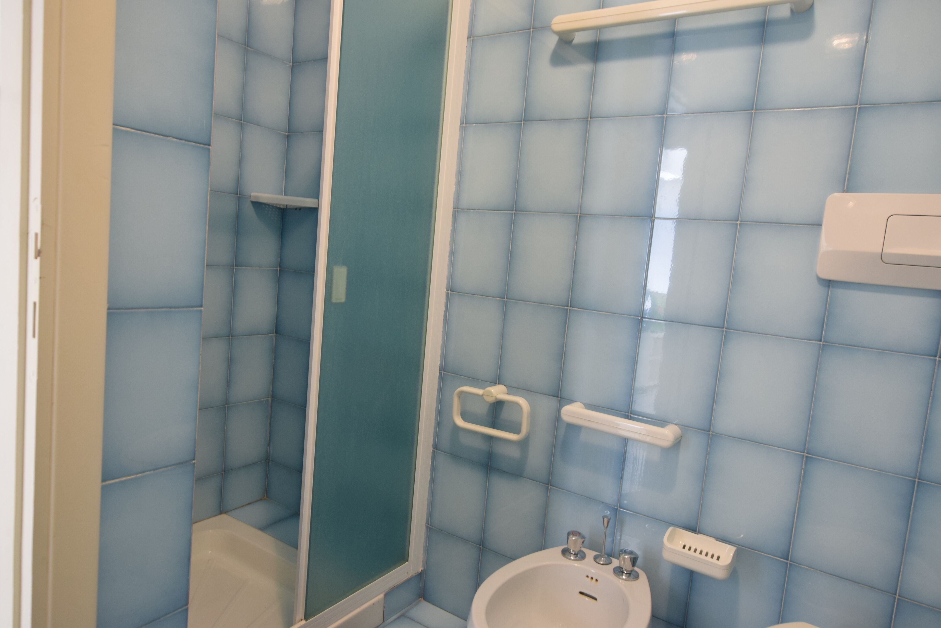 Dusche, Bidet, Handtücher, Toilettenpapier