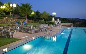 Outdoor pool - Εξοχικό σπίτι 1000 μέτρα από την παραλία (Heraklion Crete Agia Pelagia)