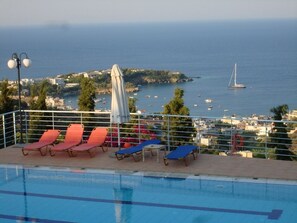 Outdoor pool - Εξοχικό σπίτι 1000 μέτρα από την παραλία (Heraklion Crete Agia Pelagia)