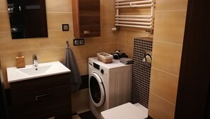 Comfort-Apartment | Badezimmer | Badewanne, Handtücher