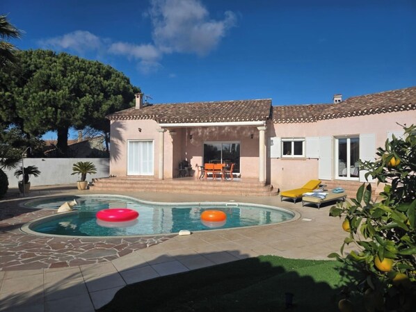 A house with a swimming pool, outdoor furniture, and a patio area. - Mediterranean-style villa with pool (Agde)