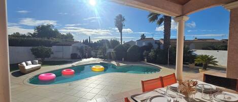 屋外ダイニングエリア