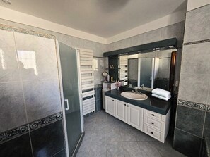 A bathroom with a double sink, a large mirror, and a shower area. - Mediterranean-style villa with pool (Agde)