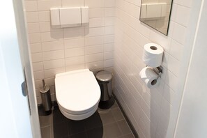 公寓, 1 張標準雙人床, 運河景觀 | 浴室 | 淋浴設備、免費盥洗用品、吹風機、拖鞋