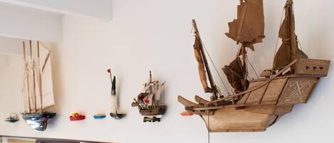 Een wandmontage met verschillende scheepsmodellen.