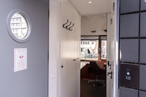 Apartamento, 1 cama doble, vistas al canal | Servicio de la habitación
