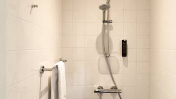 Eine moderne Dusche mit Handbrause und einer fest installierten Bedienkonsole.