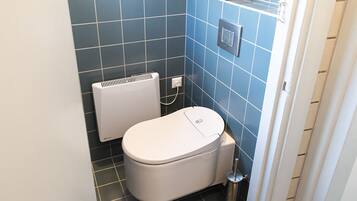 Appartement, 1 tweepersoonsbed, uitzicht op kanaal | Badkamer | Een douche, gratis toiletartikelen, een haardroger, badjassen