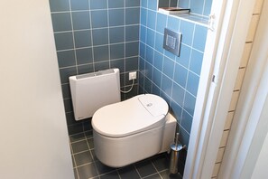 Apartamento, 1 cama de casal, vista para o canal | Banheiro | Chuveiro, produtos de toalete grátis, secador de cabelo 