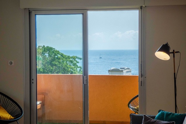 La vue sur la mer depuis la pièce à vivre et le balcon