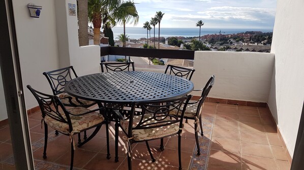 Outdoor dining - Modern Duquesa 2 Bed,Outstanding view of sea/golf (Duquesa)