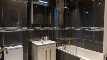 Combined shower/bathtub, free toiletries, hair dryer, towels