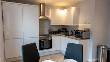 Full-sized fridge, microwave, oven, stovetop