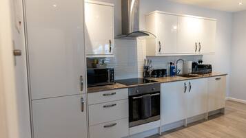 Full-sized fridge, microwave, oven, stovetop